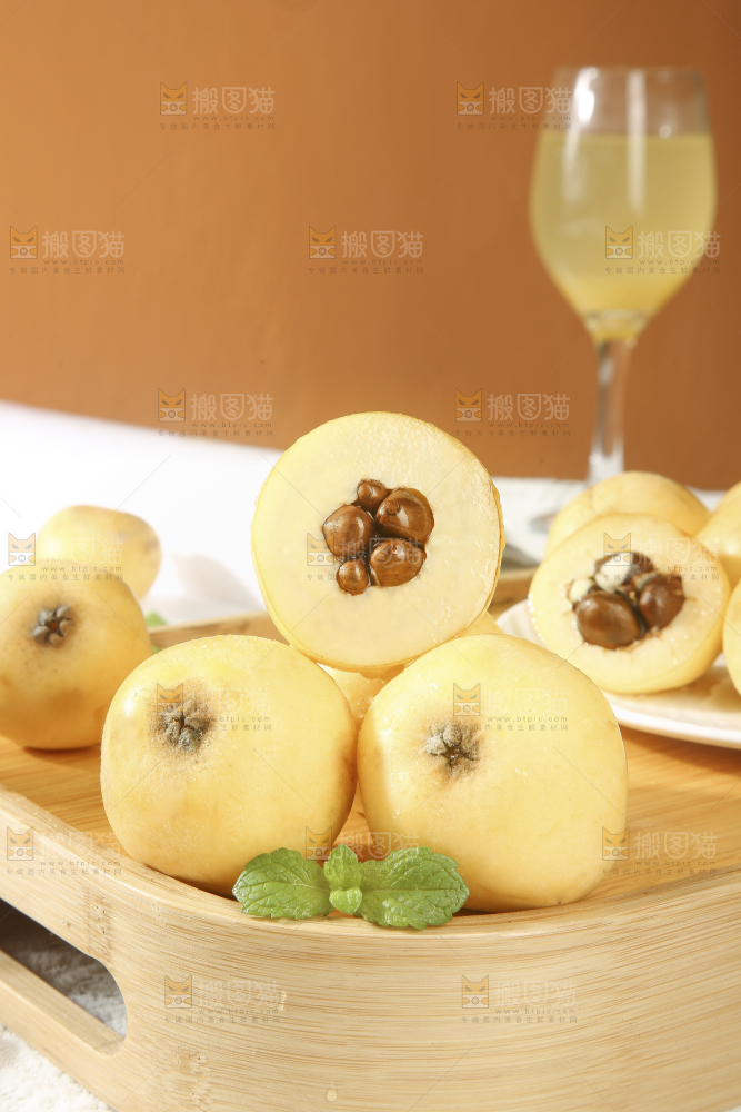 浅底上的白玉枇杷