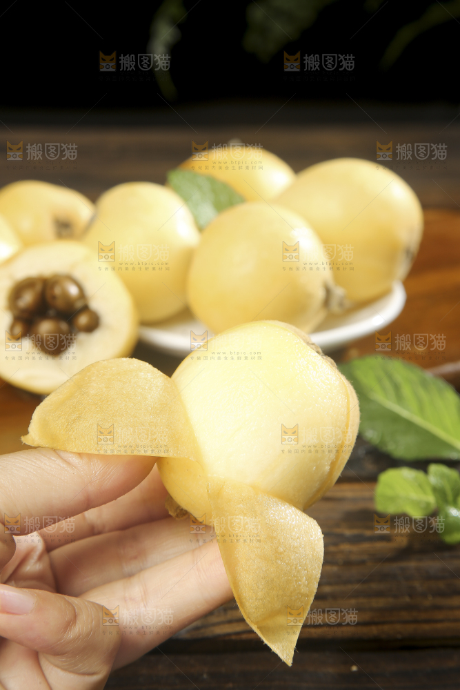 深底上的白玉枇杷