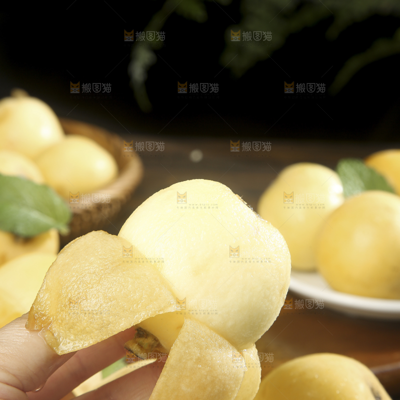 深底上的白玉枇杷