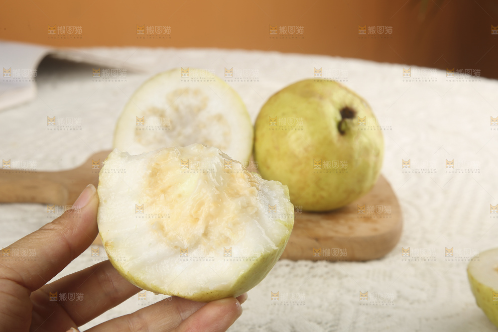 浅底上的奶油芭乐