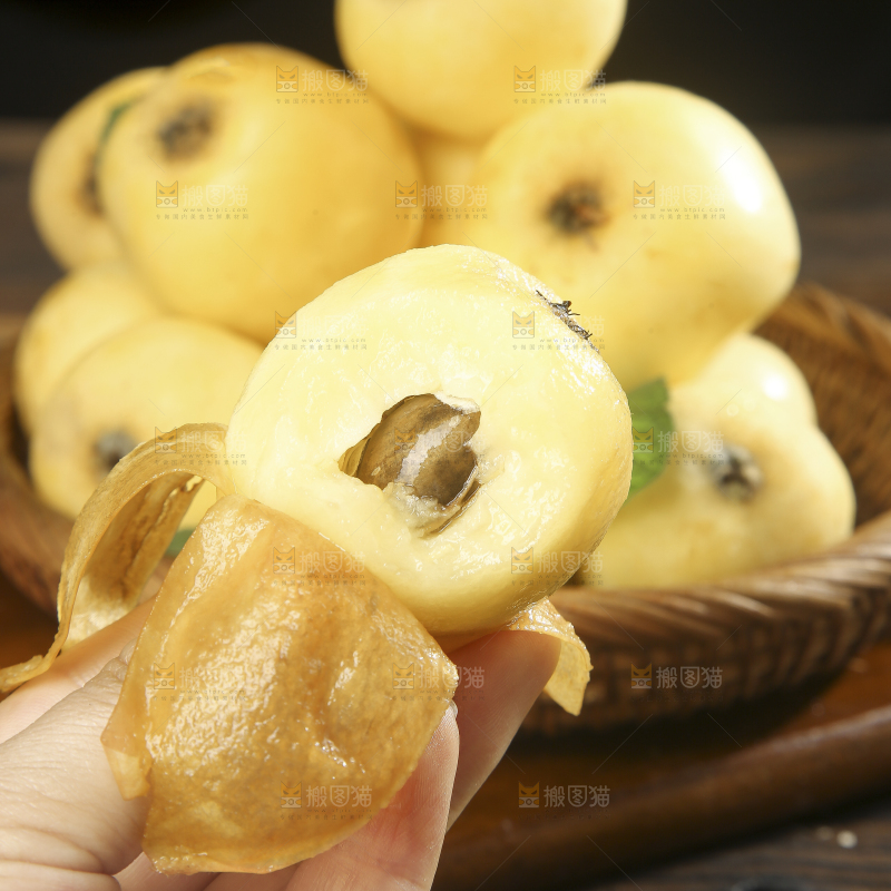 深底上的白玉枇杷