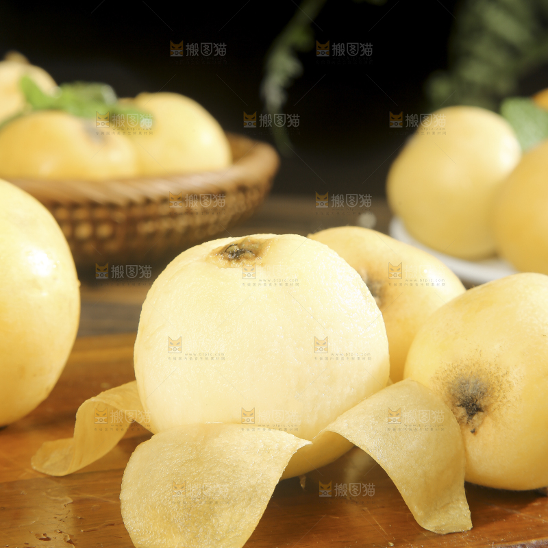 深底上的白玉枇杷