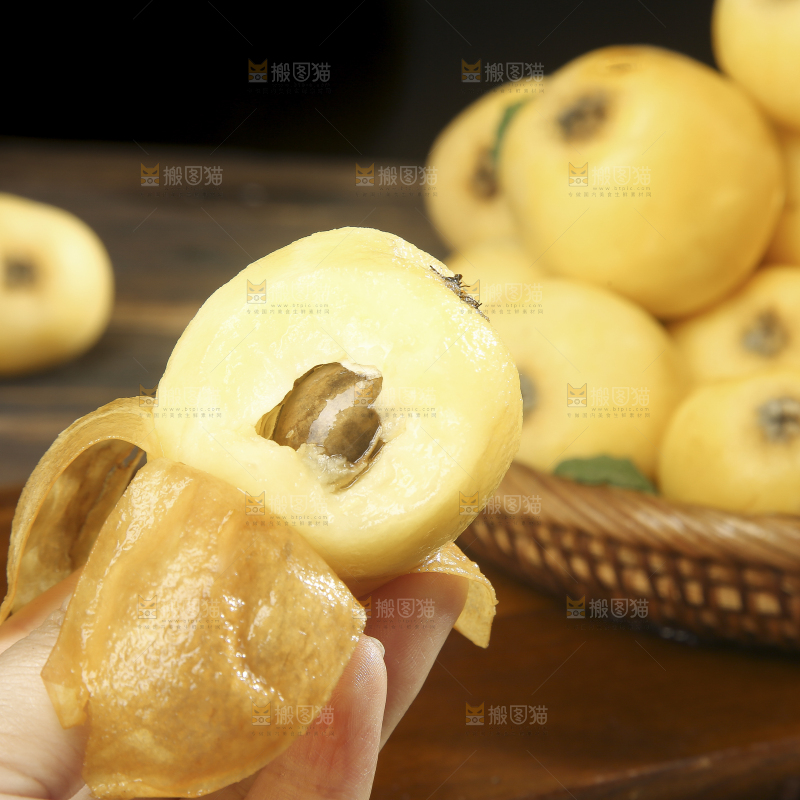深底上的白玉枇杷
