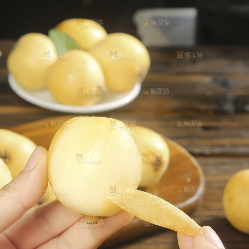 深底上的白玉枇杷