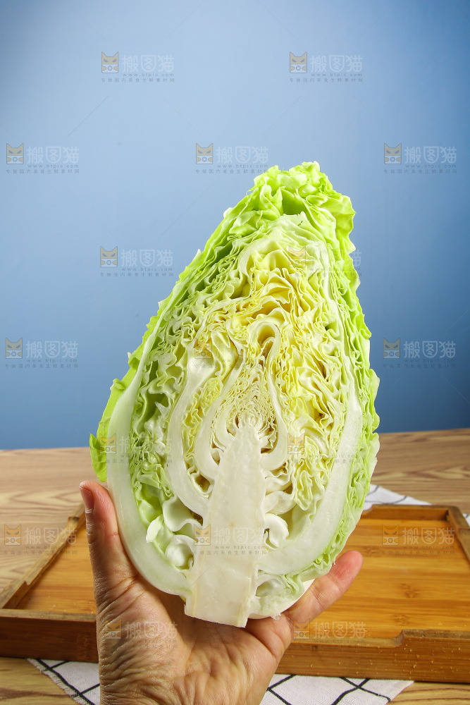 木底上的卷心菜
