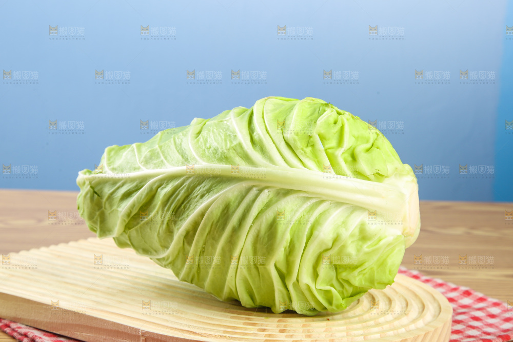 木底上的卷心菜