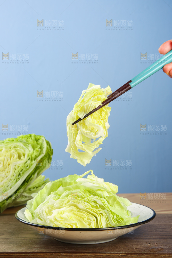 木底上的卷心菜