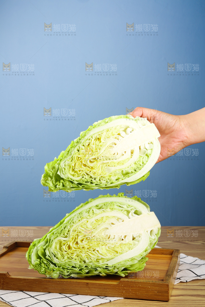 木底上的卷心菜
