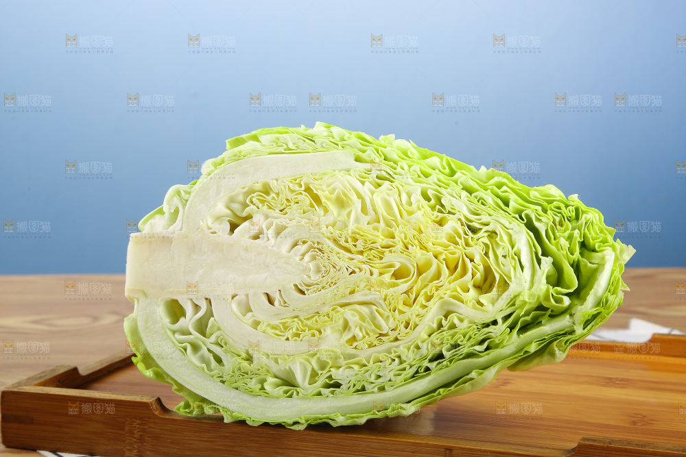 木底上的卷心菜