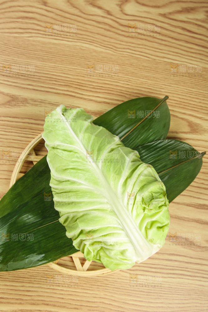 木底上的卷心菜