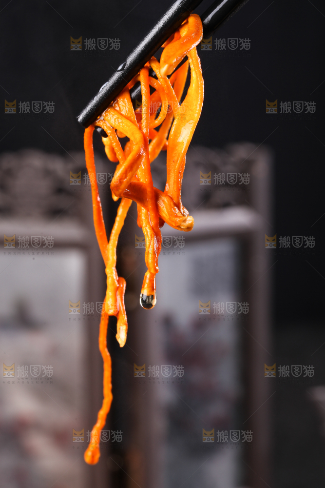 深底上的虫草花