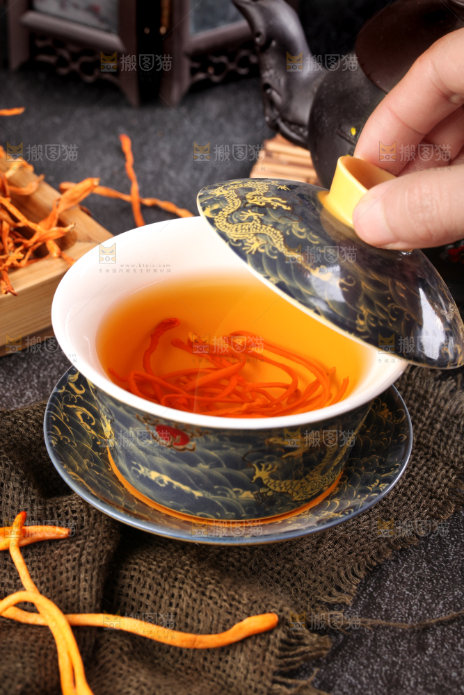 深底上的虫草花
