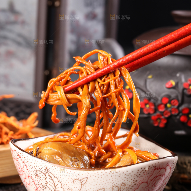 深底上的虫草花