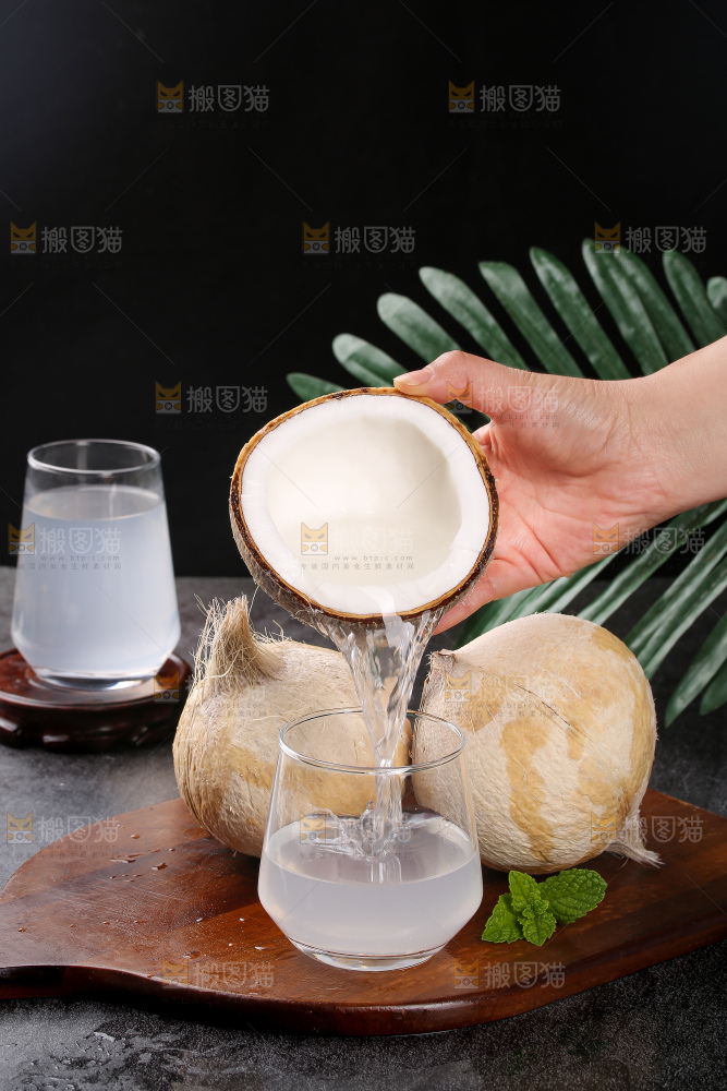 深底上的牛奶椰皇