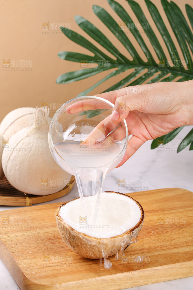 浅底上的牛奶椰皇