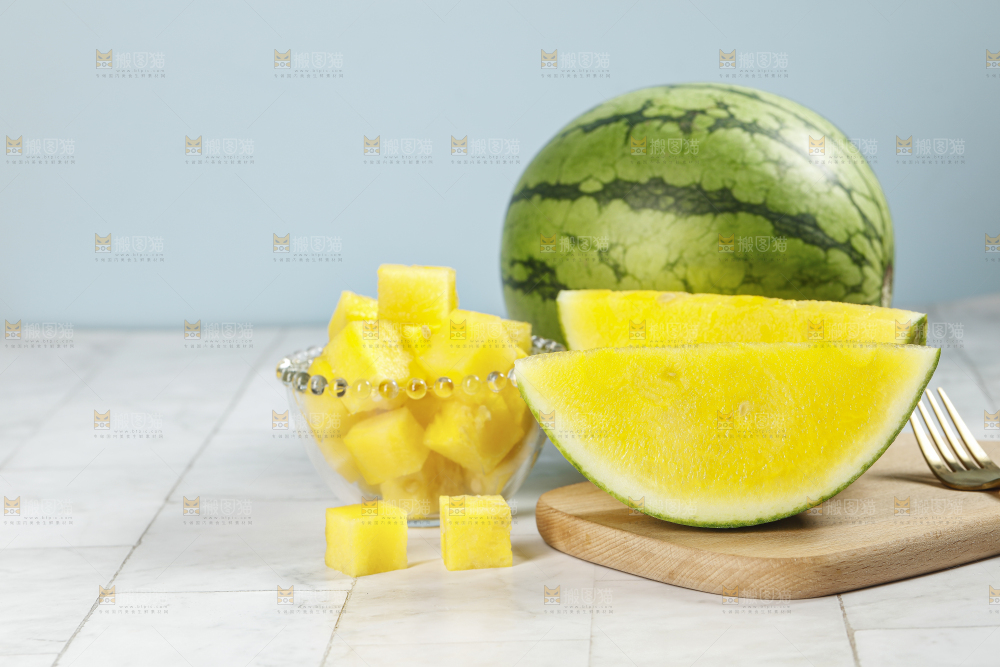 浅底上的黄瓤西瓜