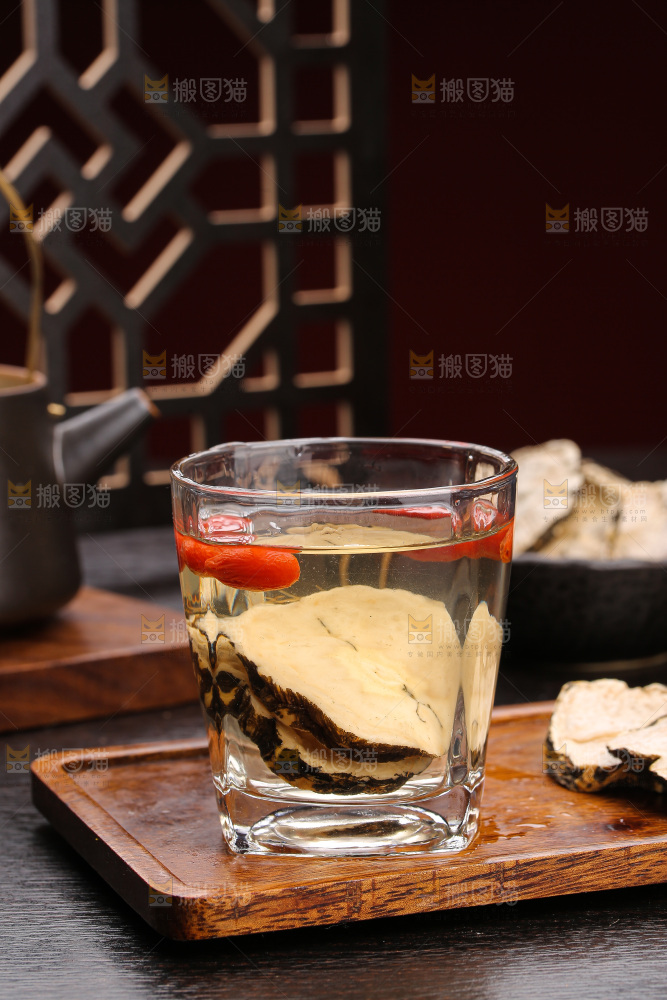 杯子里的玛卡枸杞茶