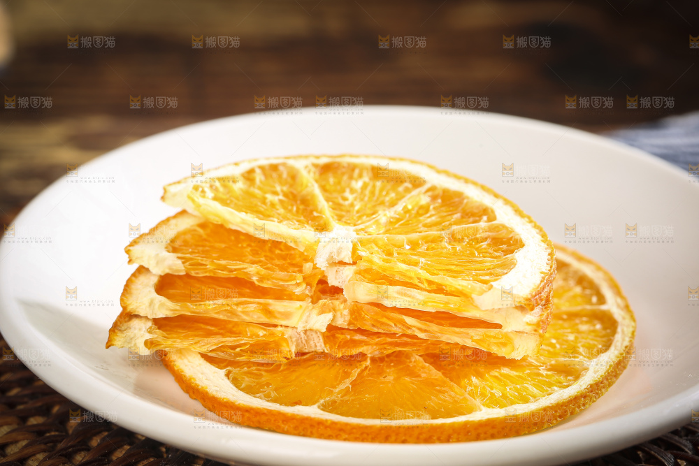 木底上的橙子片