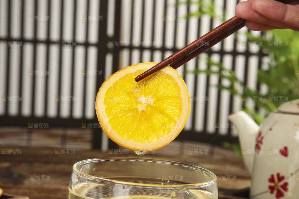 木底上的橙子片