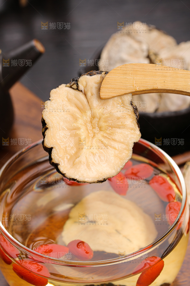 杯子里的玛卡枸杞茶