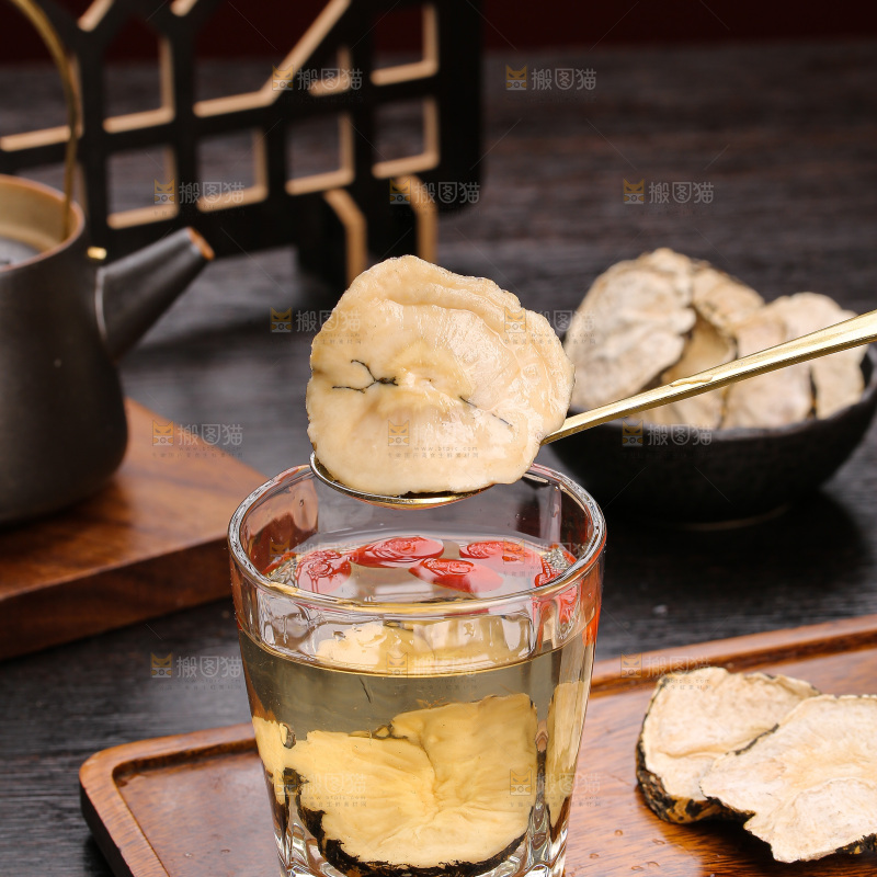 杯子里的玛卡枸杞茶