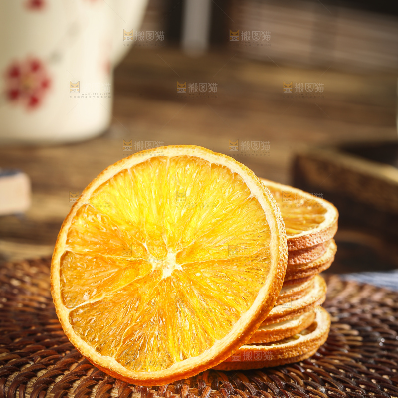 木底上的橙子片