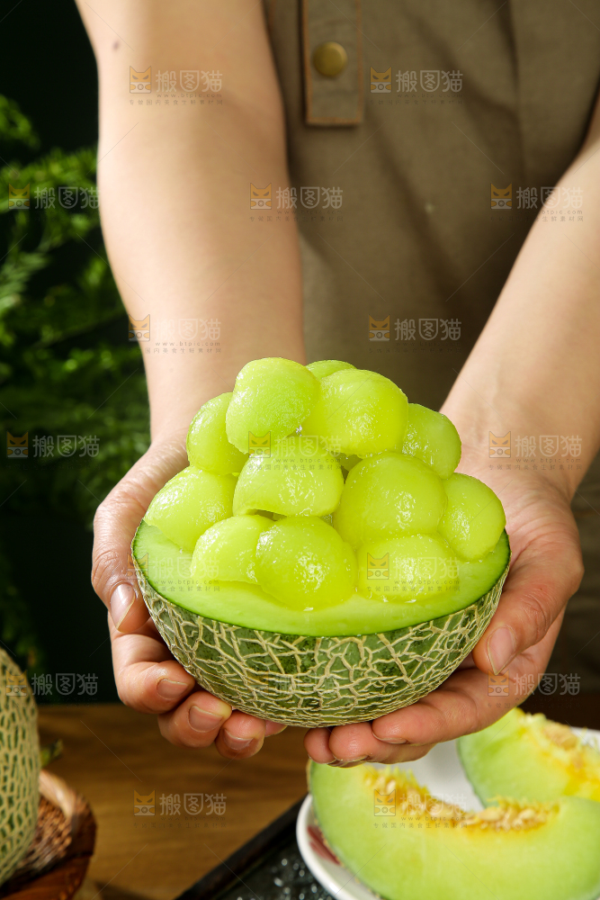 深底上的网纹蜜瓜