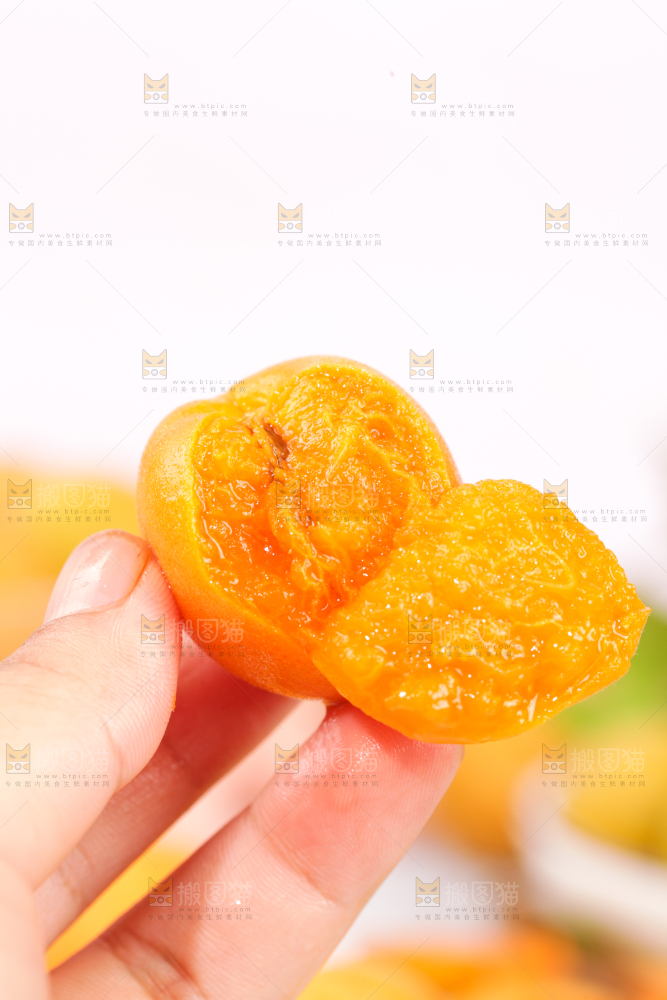 浅底上的小红杏
