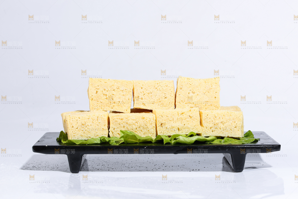 白底上的冻豆腐