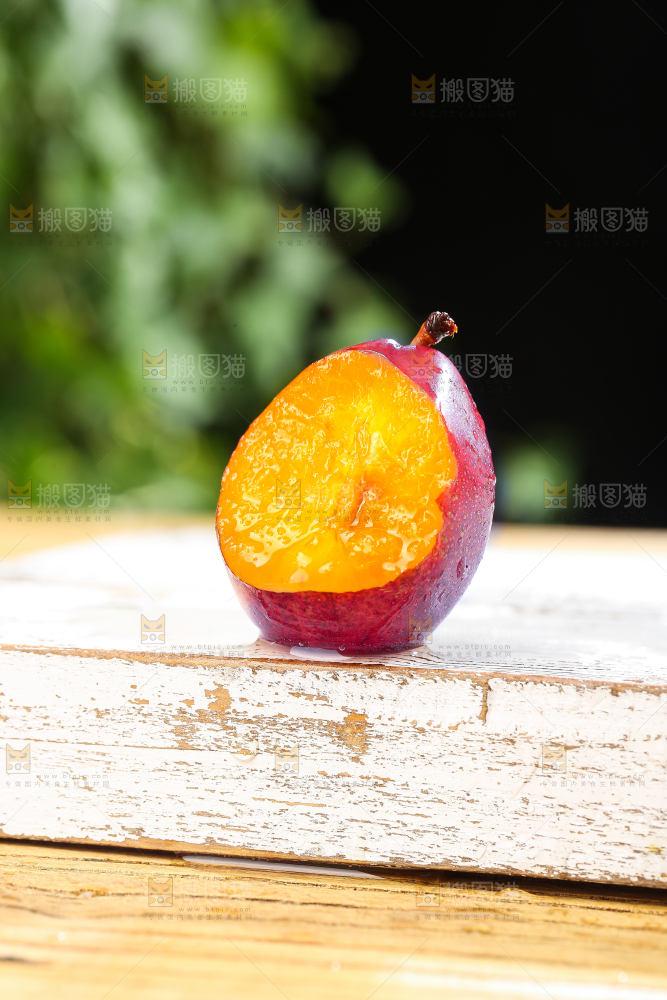 木底上的新鲜西梅