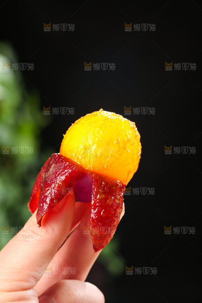 手里拿着新鲜西梅