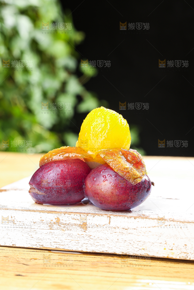 木底上的新鲜西梅