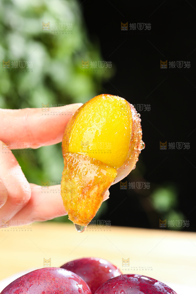 手里拿着新鲜西梅