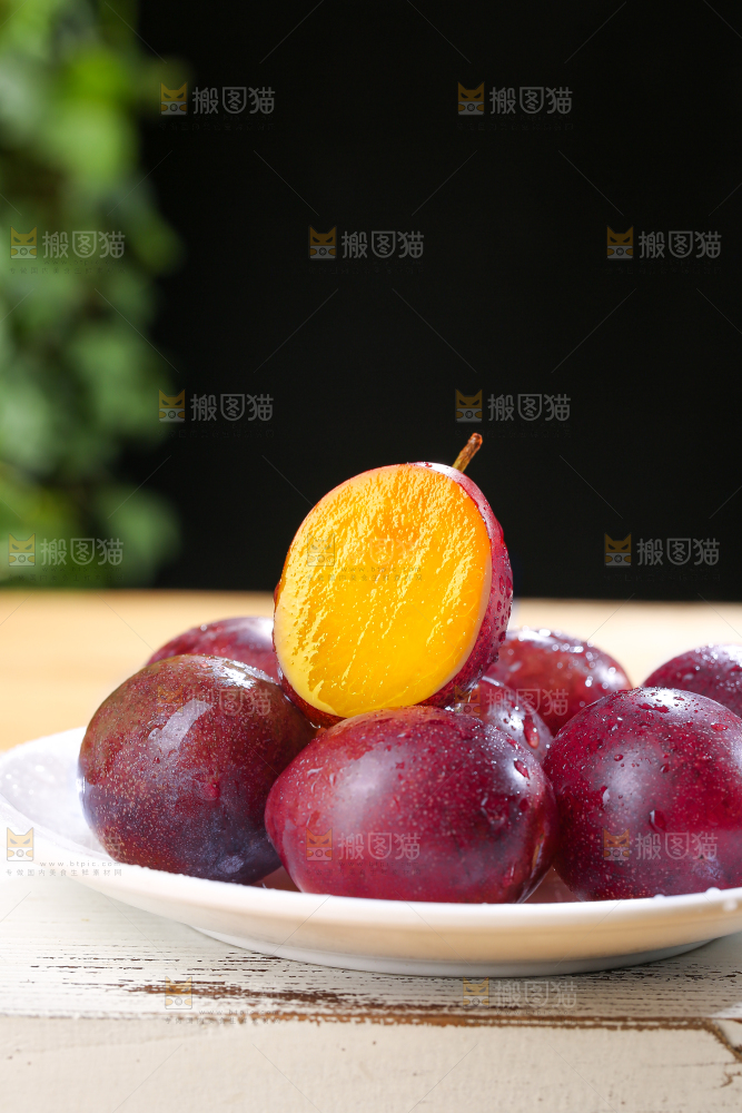 木底上的新鲜西梅