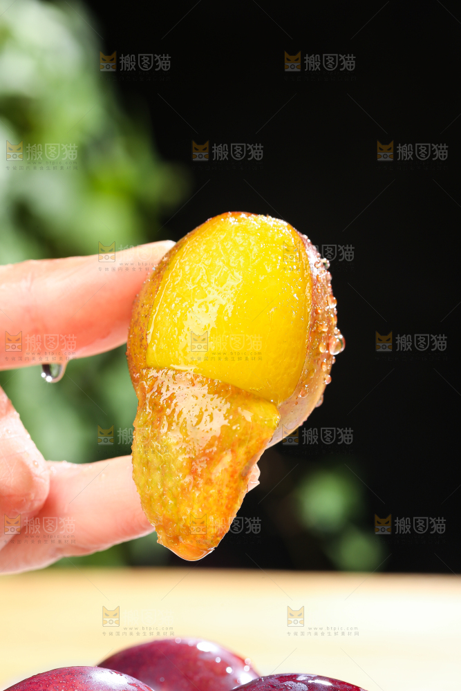 手里拿着新鲜西梅