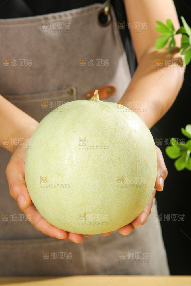 木底上的玉菇甜瓜