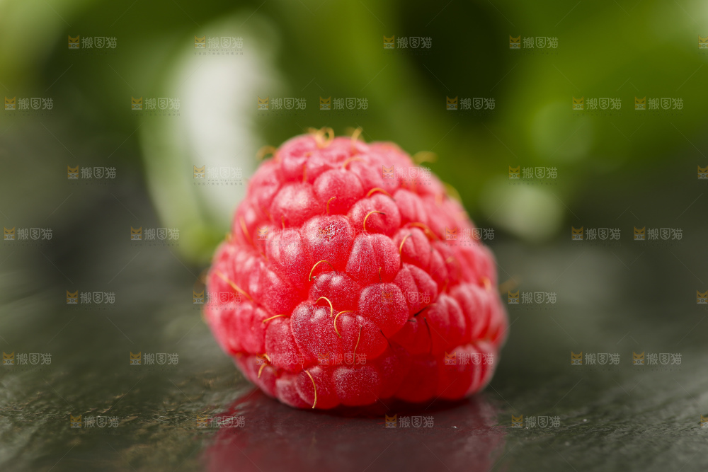 深底上的新鲜覆盆子