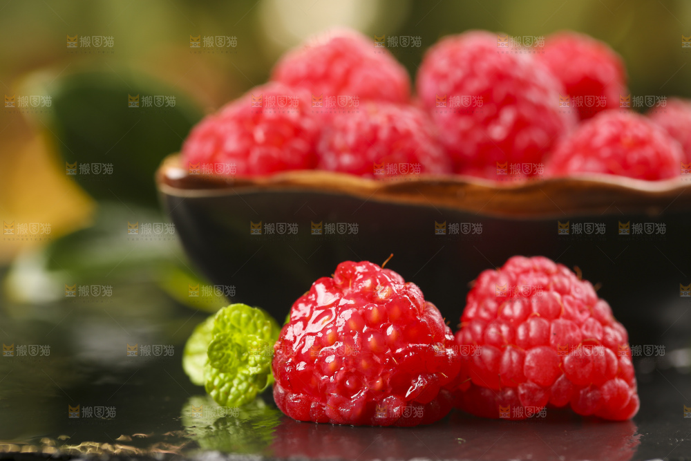 深底上的新鲜覆盆子