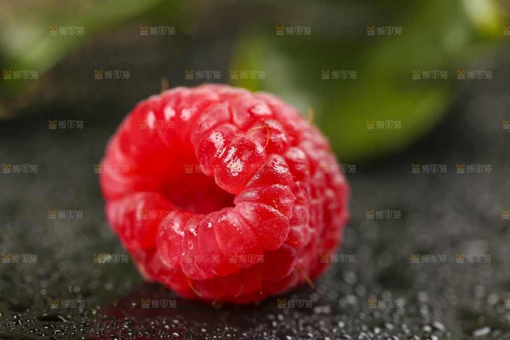深底上的新鲜覆盆子