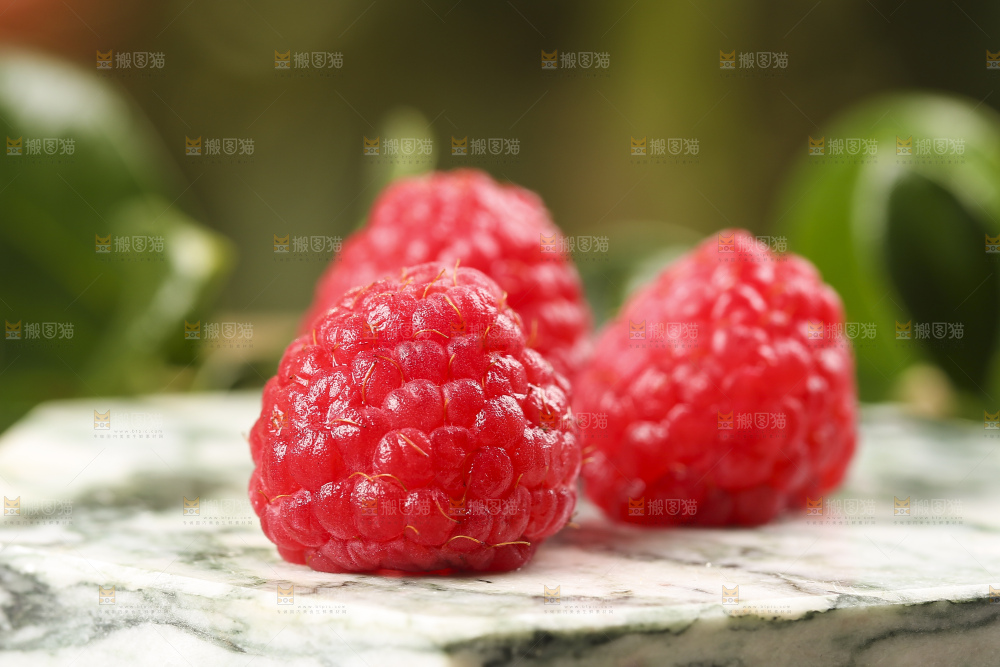深底上的新鲜覆盆子