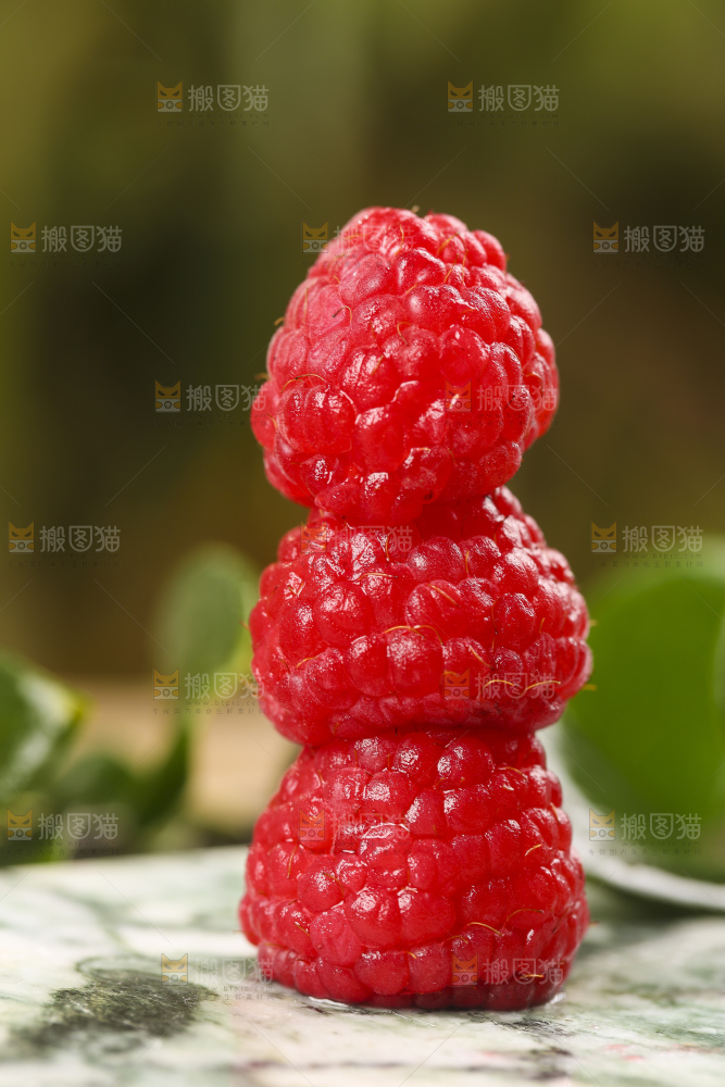 深底上的新鲜覆盆子