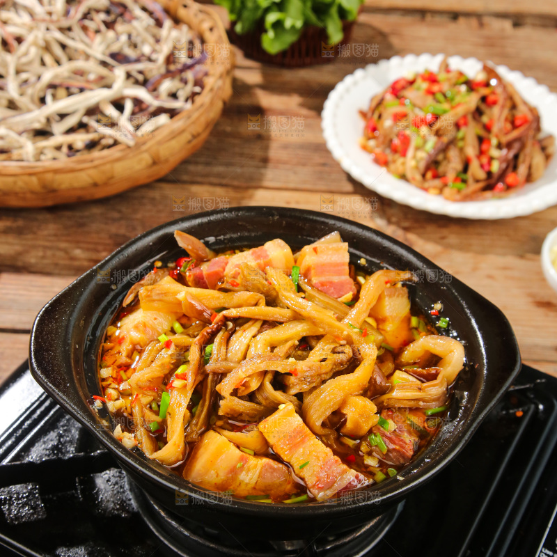 盘子里的茄子炖腊肉