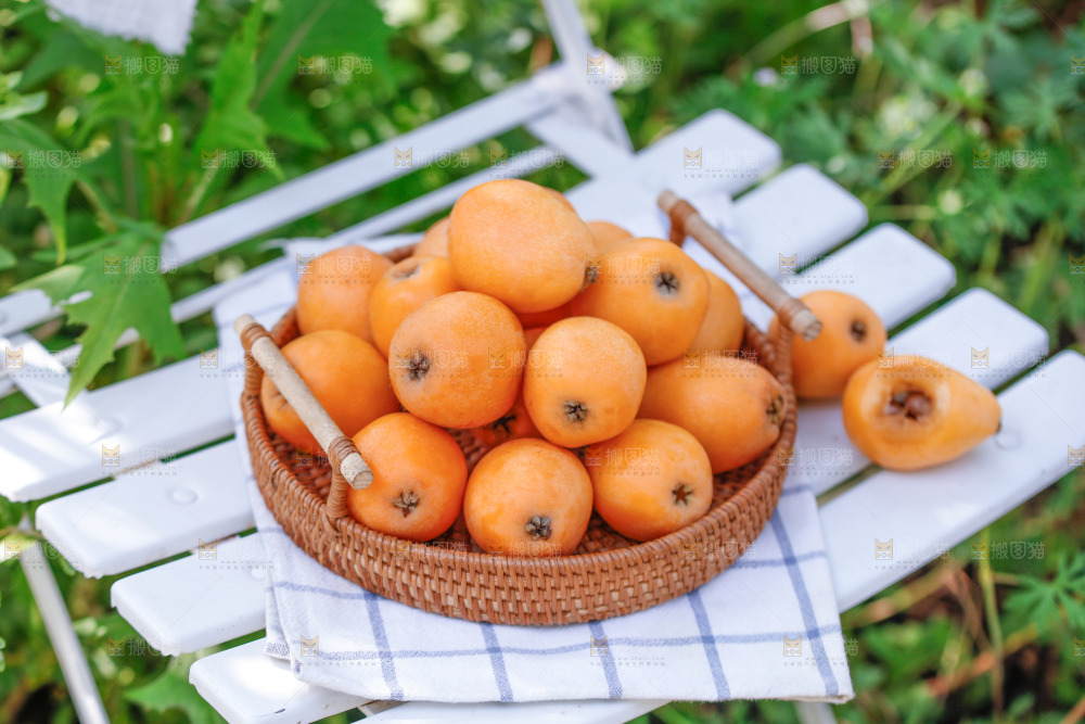 桌子上放着米易枇杷