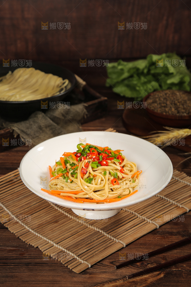 盘子里的苦荞拌面