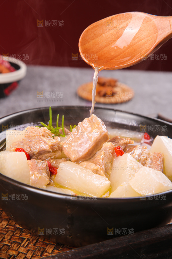 碗里的萝卜炖牛腩