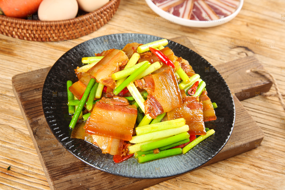 盘子里的蒜苔炒腊肉