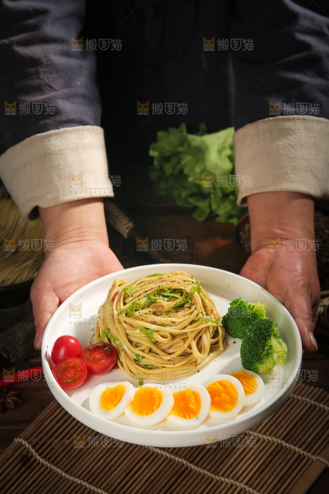盘子里的苦荞拌面