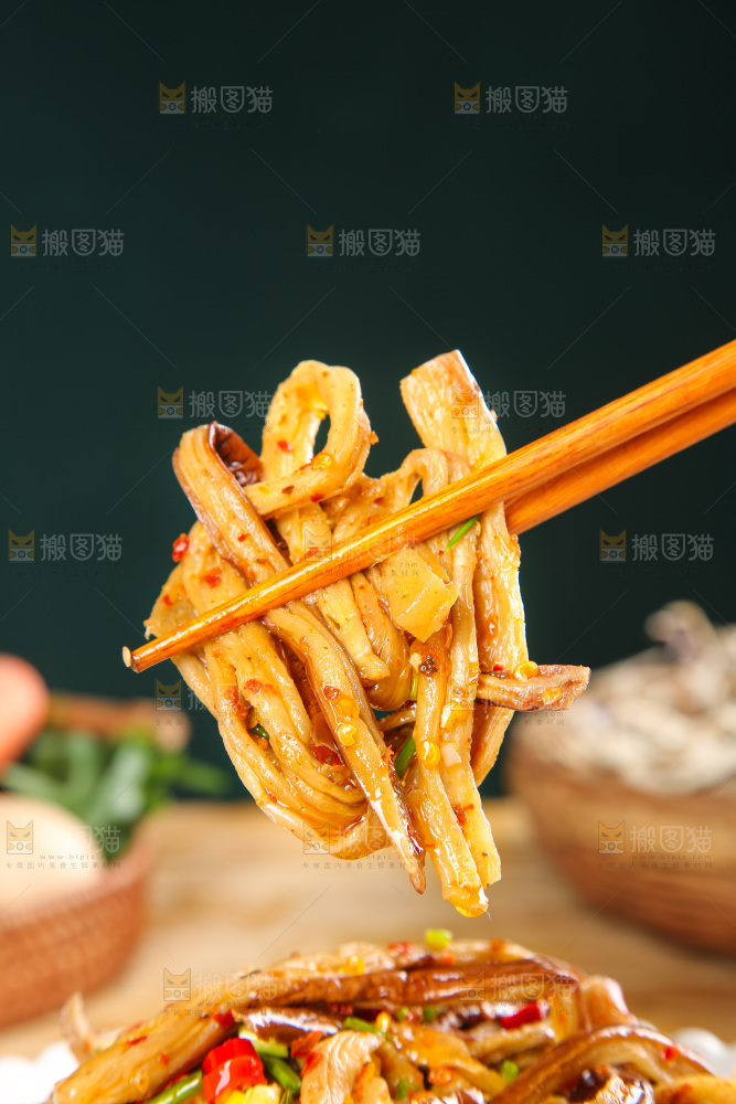 盘子里的凉拌茄子干