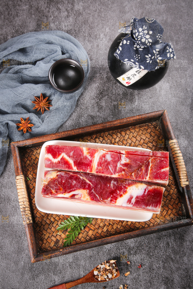 深底上的五花咸肉