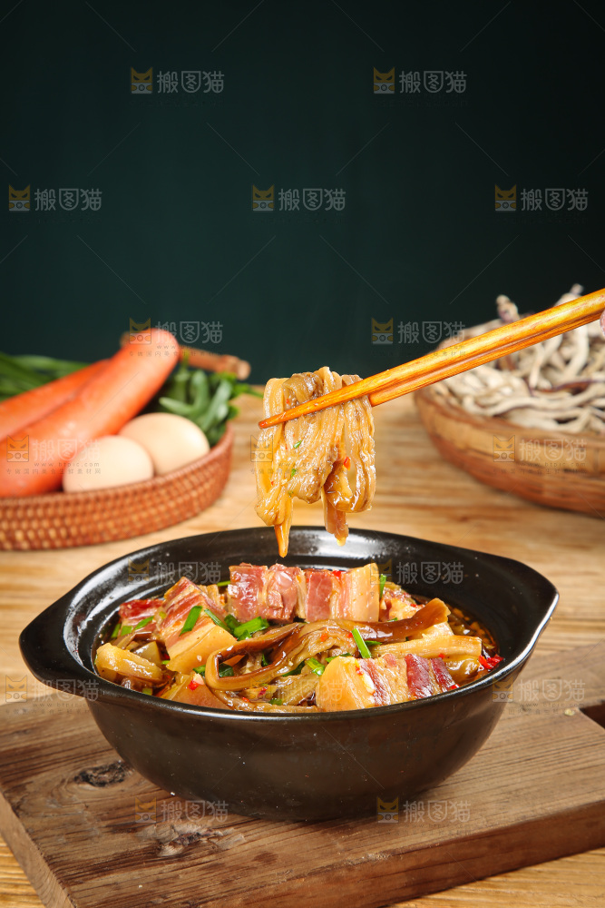 盘子里的茄子炖腊肉
